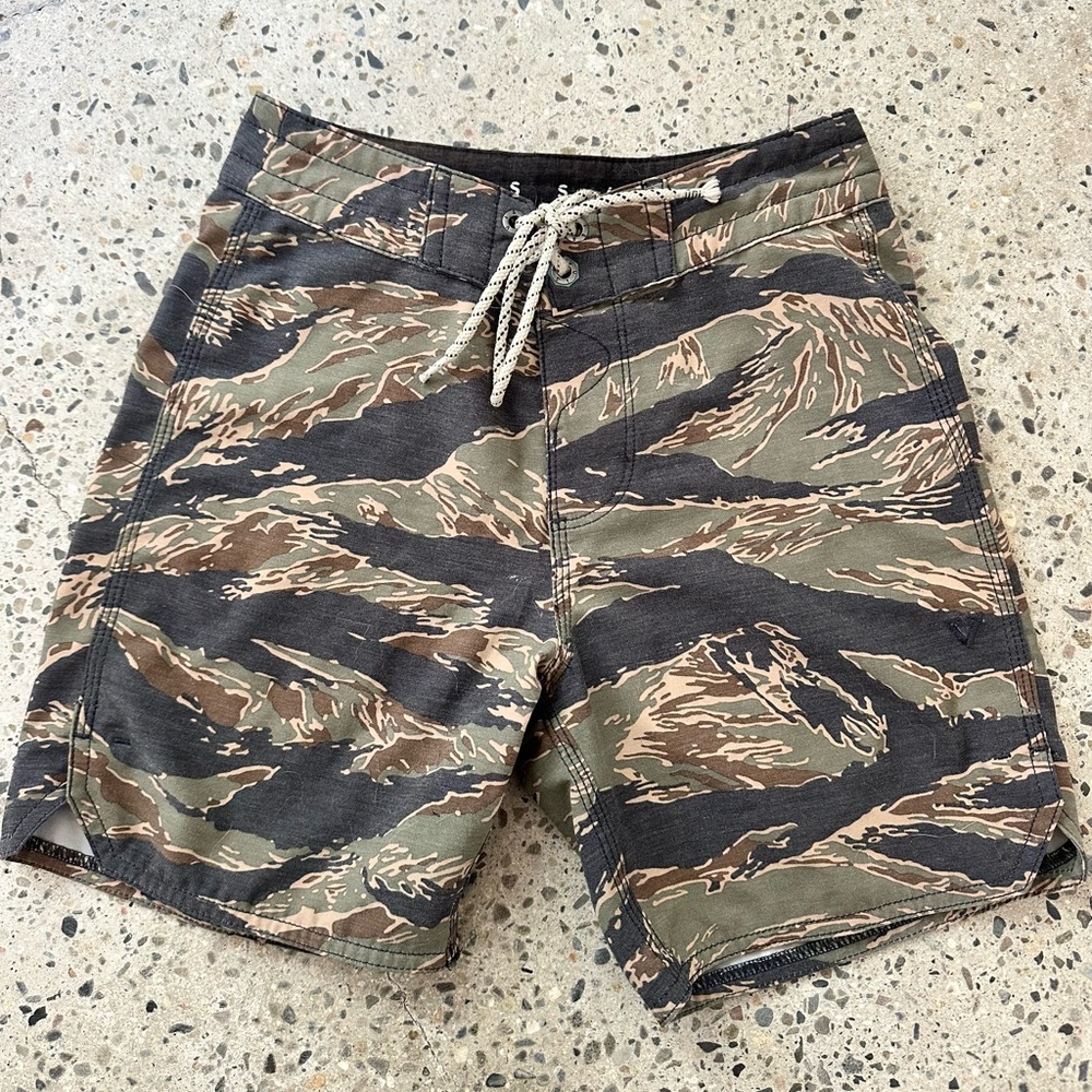 VISSLA boys Trunks size 22